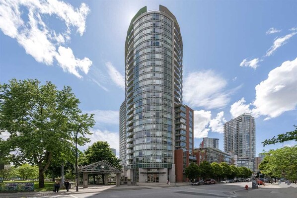 Exterior - Luxury Apartment in Walk Score Paradise with Pool, Jacuzzi & Sauna (Vancouver)
