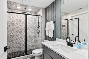 Een douche, een haardroger, handdoeken, zeep