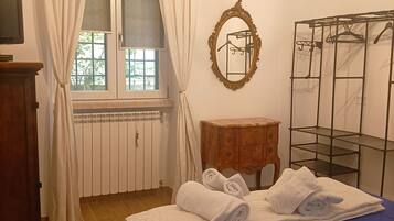 2 Schlafzimmer, Zimmersafe, Schreibtisch, Bügeleisen/Bügelbrett