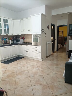 Fridge, microwave, oven, stovetop - Sunday Sweet Home Ground floor apartment suitable for families  (Roma)