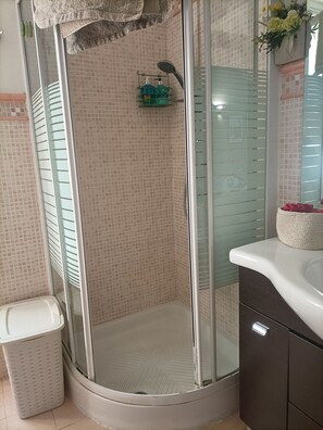 Hair dryer, bidet, towels, soap - Sunday Sweet Home Ground floor apartment suitable for families  (Roma)