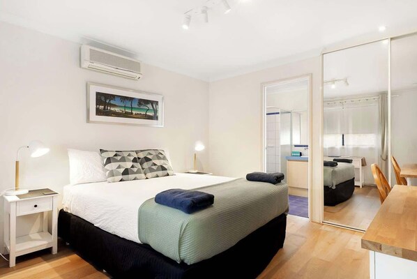 1 habitación, tabla de planchar con plancha, wifi y ropa de cama