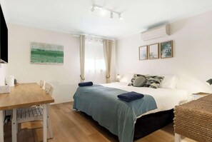 1 habitación, tabla de planchar con plancha, wifi y ropa de cama