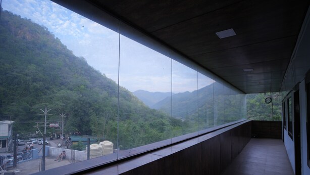 Un balcon donnant sur un paysage montagneux.