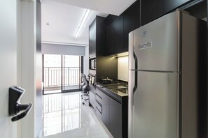 Studio | Dapur pribadi | Microwave, ketel listrik, dan peralatan masak/sendok-piring