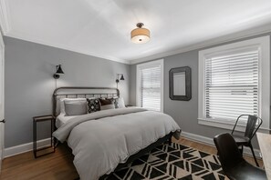 5 slaapkamers, een bureau, een strijkplank/strijkijzer, wifi