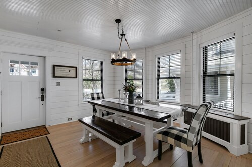 Spacious In-Town Saratoga 5 Bedroom Modern Farmhouse