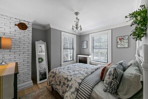 5 bedrooms, desk, iron/ironing board, WiFi