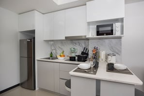 Comfort Condo, 1 Bedroom, Balcony | Private kitchen | Electric kettle