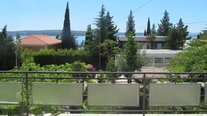Zona residencial com vista para o mar, rodeada por vegetação e árvores.