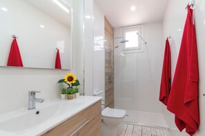 Shower, hair dryer, towels