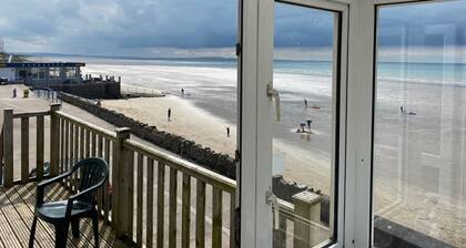 Beachside Apartment with Stunning Sea Views (only a few steps from the beach!)