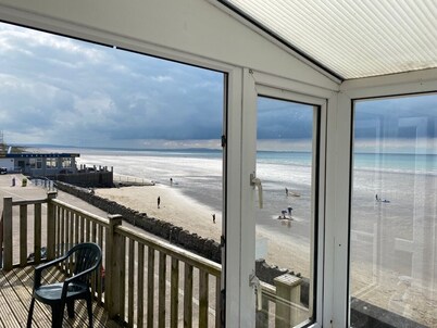 Beachside Apartment with Stunning Sea Views (only a few steps from the beach!)