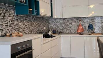 Apartment, Balcony | Private kitchen | Electric kettle