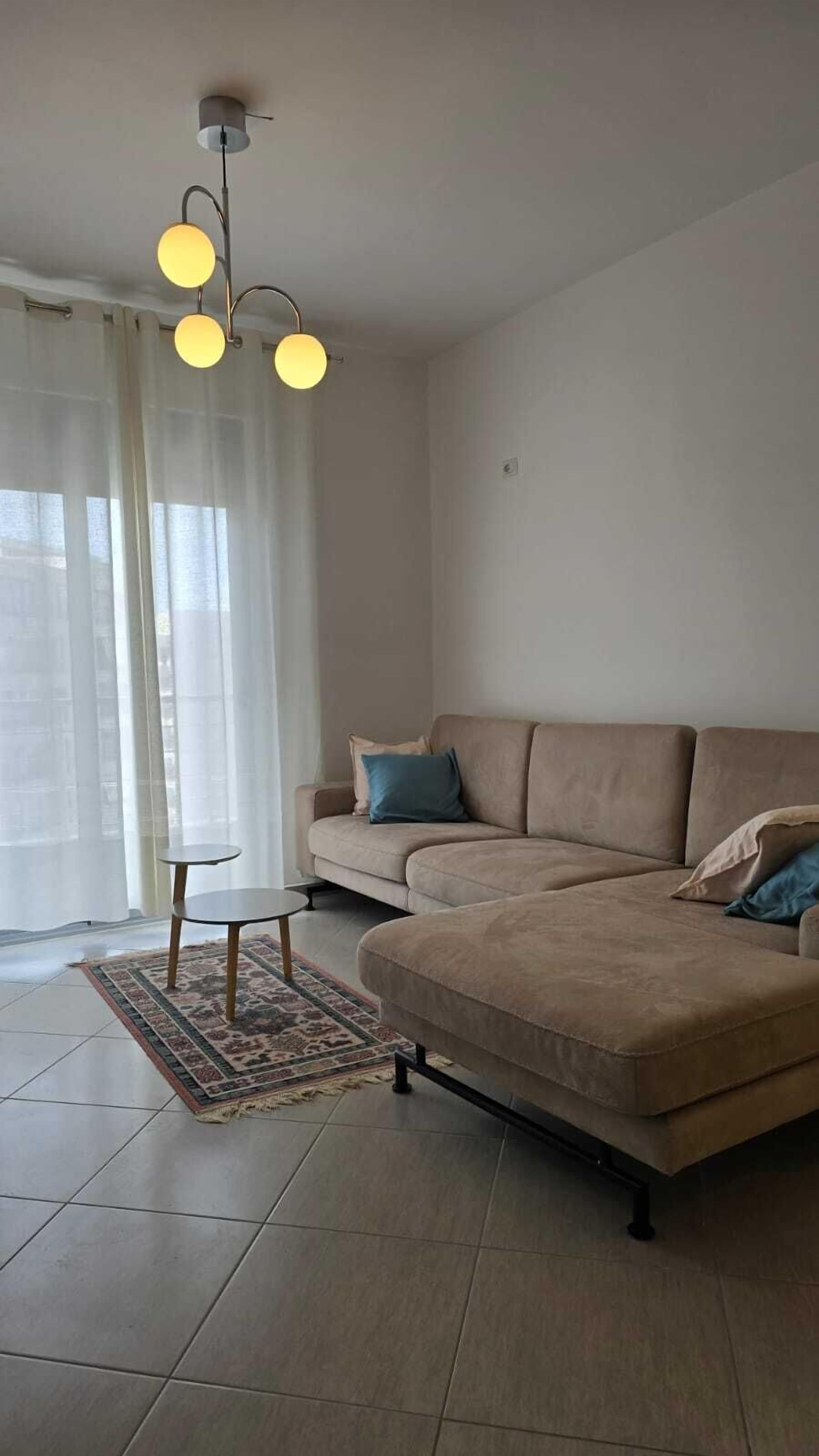 Leilighet, balkong | Oppholdsrom | En 42-tommers Flatskjerm-TV med Parabol-TV