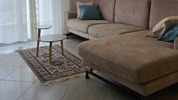 Apartamento, balcón | Sala de estar | Televisión de pantalla plana de 42 pulgadas con canales por satélite