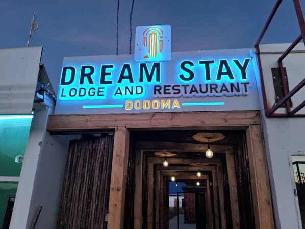 A sign for Dream Stay Lodge and Restaurant in Dodoma. - Dream Stay Lodge and Restaurant (Dodoma)