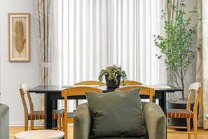 Ferienhaus (4 Bedrooms) | Essbereich im Zimmer