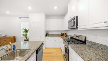 House (4 Bedrooms) | Private kitchen | Microwave, oven, coffee/tea maker, dining tables