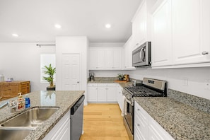 House (4 Bedrooms) | Private kitchen - @ Marbella Lane - Rejuvenating Single-family Home (Ontario)