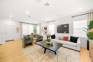 House (4 Bedrooms) | Living room
