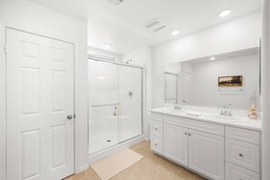House (4 Bedrooms) | Bathroom | Towels, soap, shampoo, toilet paper - @ Marbella Lane - Rejuvenating Single-family Home (Ontario)