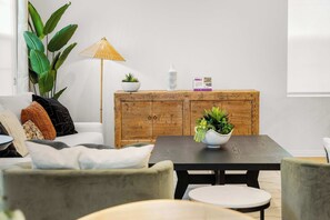 Talo (4 Bedrooms) | Oleskelualue | 43–tuumainen taulutelevisio, jossa satelliittikanavat