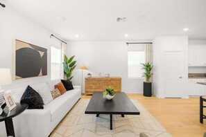 Talo (4 Bedrooms) | Oleskelualue | 43–tuumainen taulutelevisio, jossa satelliittikanavat