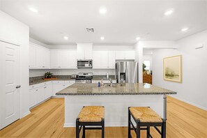 Ferienhaus (4 Bedrooms) | Eigene Küche | Mikrowelle, Ofen, Herdplatte, Wasserkocher mit Kaffee-/Teezubehör