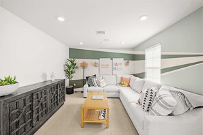 House (4 Bedrooms) | Ruang tamu | 43 inci televisyen skrin rata dengan satelit 