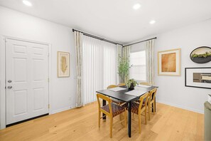 House (4 Bedrooms) | Makan dalam bilik