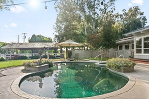 Außenpool, Sonnenschirme, Liegestühle