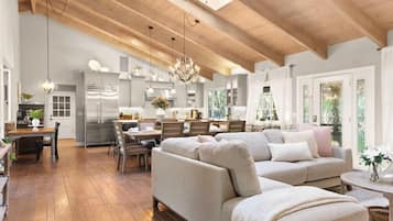 Casa (4 Bedrooms) | Zona de estar | Una televisión de pantalla plana, una chimenea, un futbolín