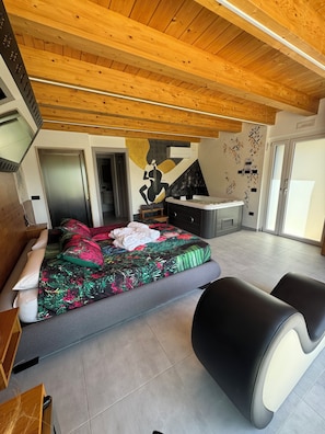 1 habitación, caja de seguridad en la habitación y escritorio 