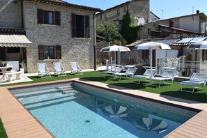Una piscina al aire libre de temporada