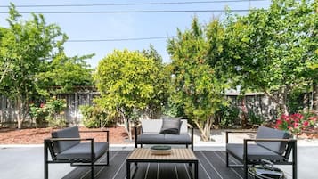 Rumah (3 Bedrooms) | Teras/patio