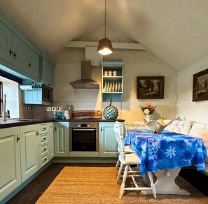 Fridge, oven, stovetop, dishwasher - Charming Cottage on Bunbeg Harbor in Donegal (Bunbeg)