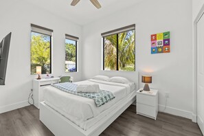 3 bedrooms, desk, iron/ironing board, travel cot - Oasis Yard -Pool-Jets-Game Room-BBQ-Relaxing (West Park)