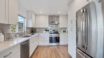 Casa (3 Bedrooms) | Cocina privada | Microondas, horno, cafetera y tetera y tetera eléctrica