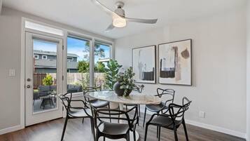 Casa (3 Bedrooms) | Opções para refeição no quarto