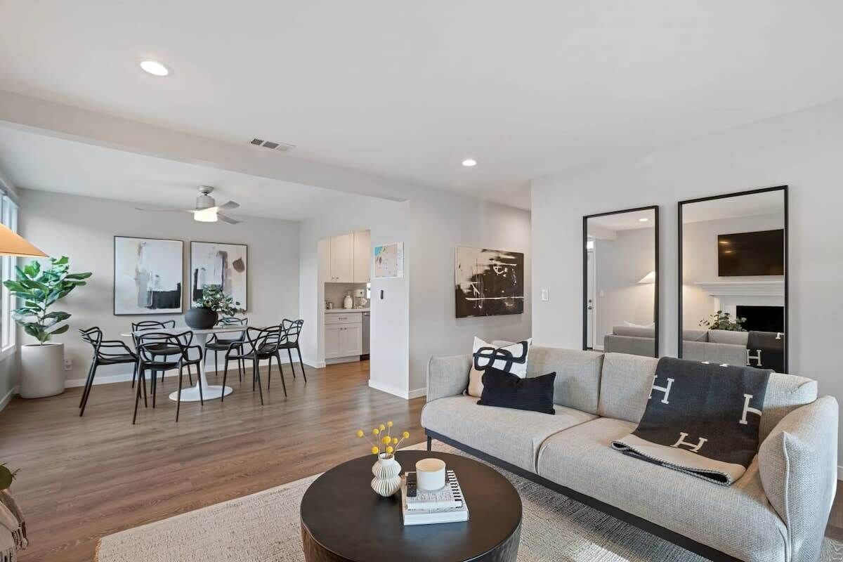 Maison (3 Bedrooms) | Aire de séjour | Téléviseur à écran plat de 43 po avec télévision par câble, foyer