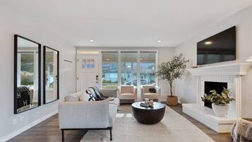 House (3 Bedrooms) | Living area | 43-inch flat-screen TV with cable channels, fireplace, table tennis