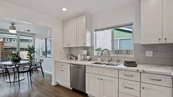 House (3 Bedrooms) | Private kitchen | Microwave, oven, coffee/tea maker, electric kettle