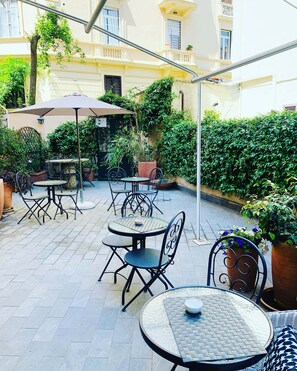 Exterior - la piazzetta delle regine (Rome)