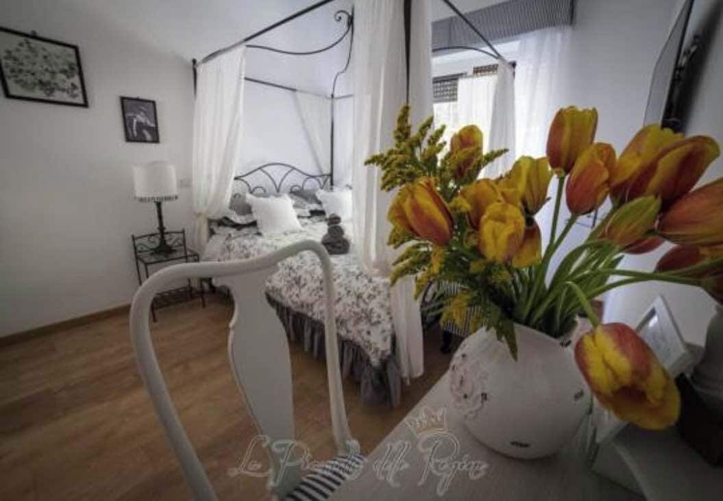 Photo - la piazzetta delle regine