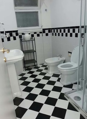 Camera Doppia Margherita Patio | Baño | Secadora de cabello, toallas, jabón, papel de baño 