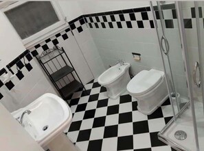 Camera Doppia Margherita Patio | Bathroom | Hair dryer, towels, soap, toilet paper - la piazzetta delle regine (Rome)