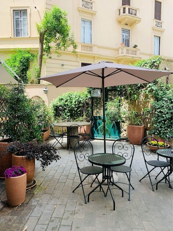 Exterior. la piazzetta delle regine