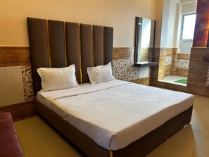 Comfort Room, Balcony, City View | Free WiFi