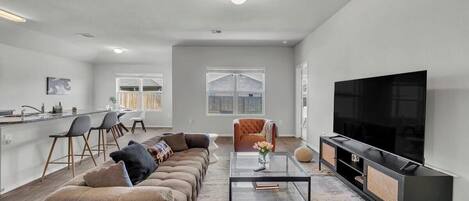 Casa (4 Bedrooms) | Sala d'estar | Televisor de pantalla plana de 43 polzades amb canals per cable